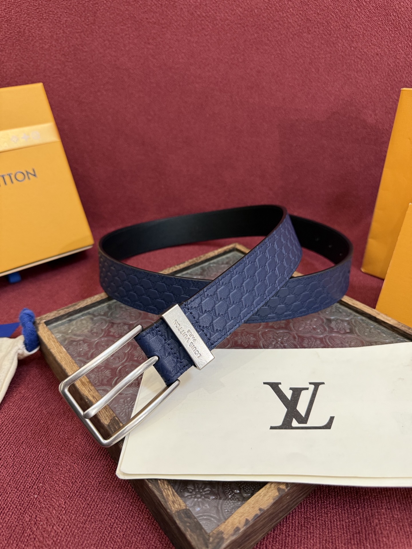 3.5针扣新款 LV 腰带出自 2025新款压字母Monogram 花卉，展现西部牛仔的灵感启发。双重缝