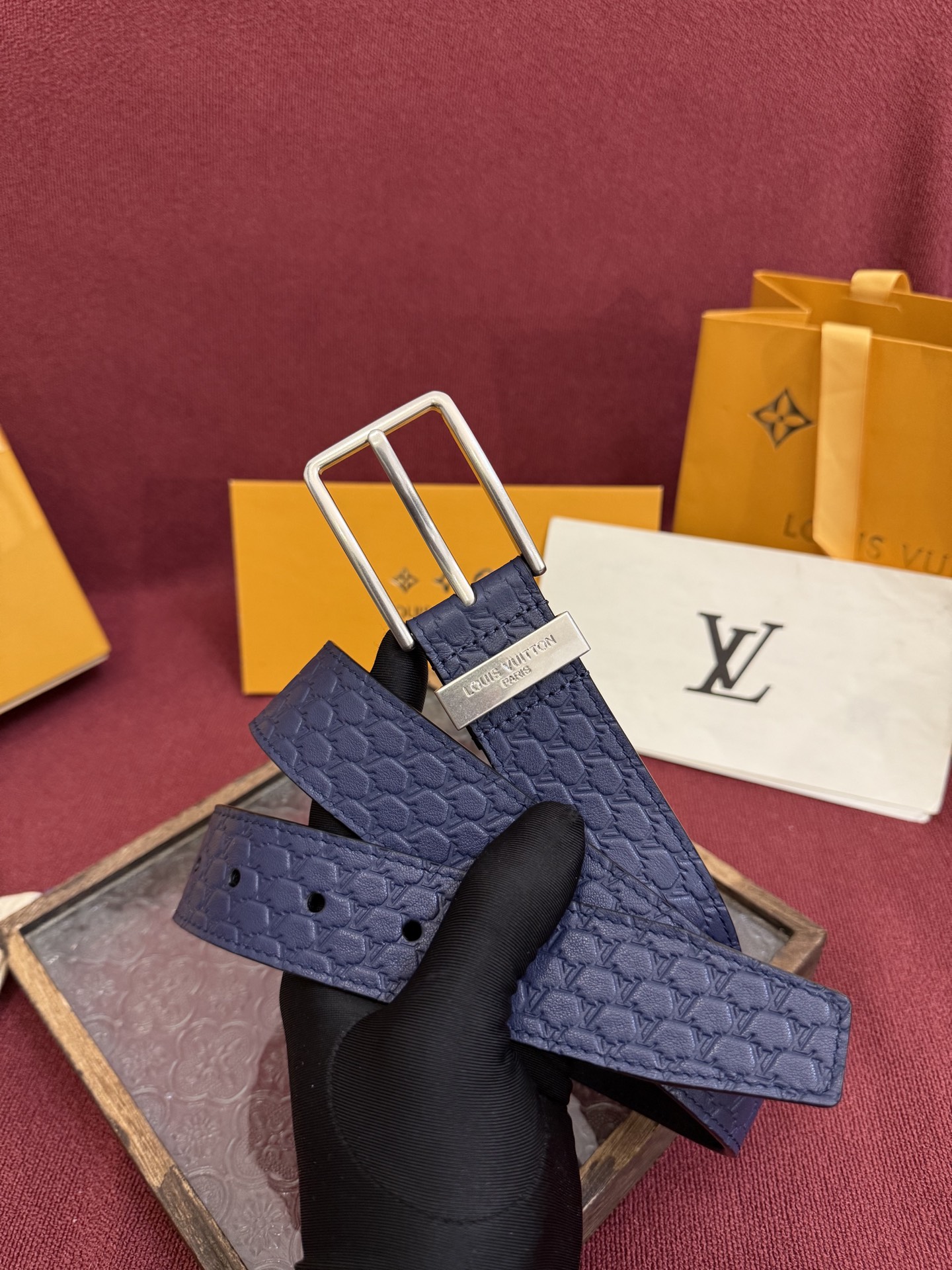 3.5针扣新款 LV 腰带出自 2025新款压字母Monogram 花卉，展现西部牛仔的灵感启发。双重缝