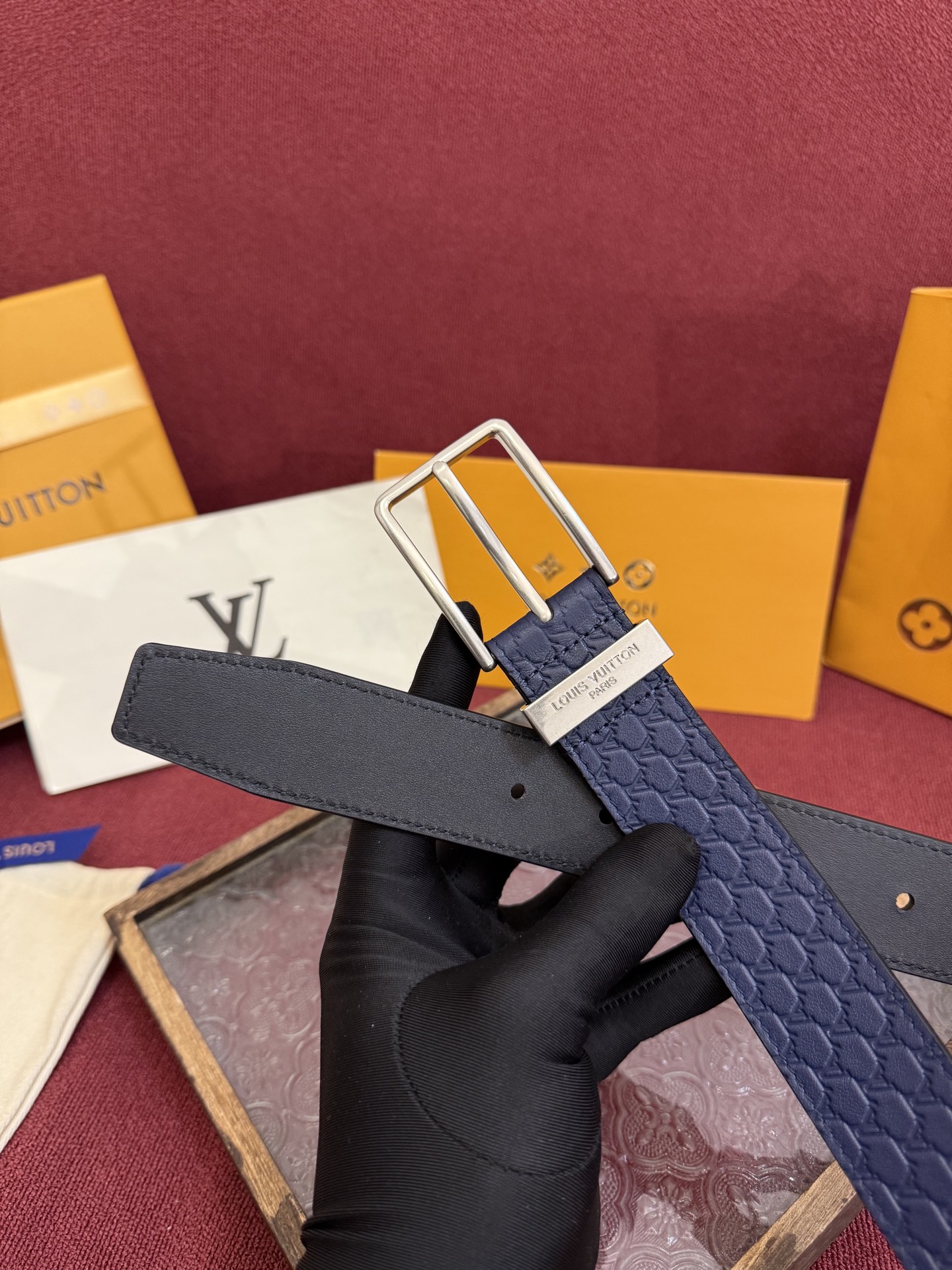 3.5针扣新款 LV 腰带出自 2025新款压字母Monogram 花卉，展现西部牛仔的灵感启发。双重缝