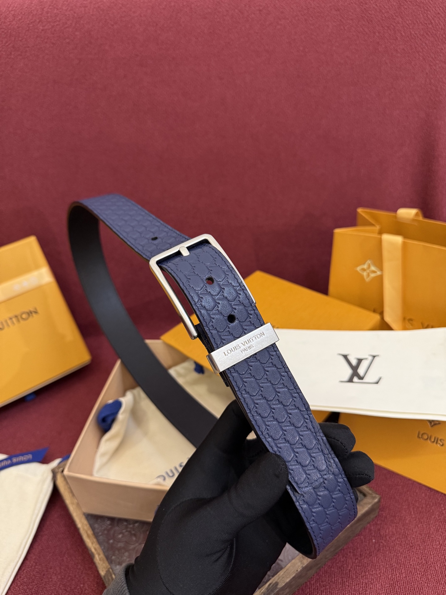 3.5针扣新款 LV 腰带出自 2025新款压字母Monogram 花卉，展现西部牛仔的灵感启发。双重缝