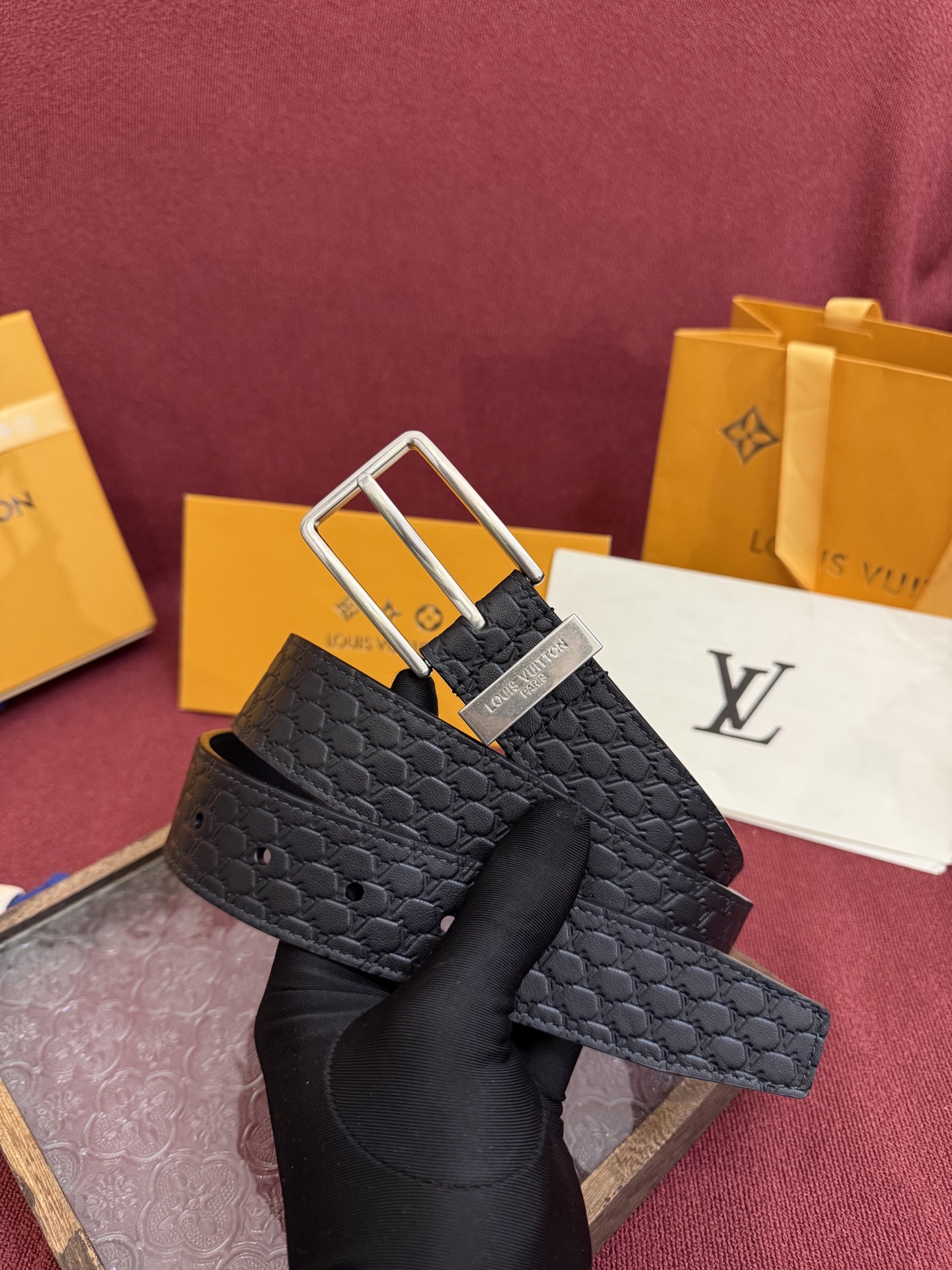 3.5针扣新款 LV 腰带出自 2025新款压字母Monogram 花卉，展现西部牛仔的灵感启发。双重缝