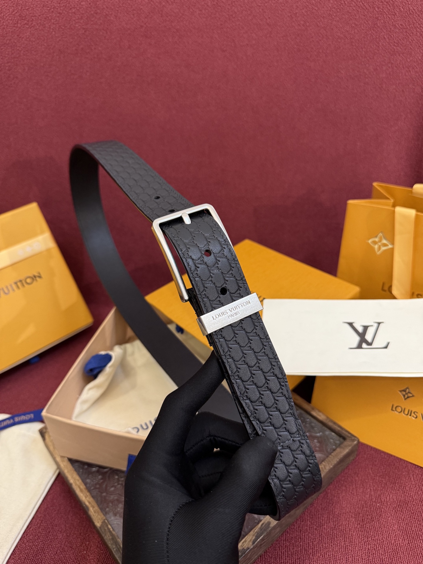 3.5针扣新款 LV 腰带出自 2025新款压字母Monogram 花卉，展现西部牛仔的灵感启发。双重缝