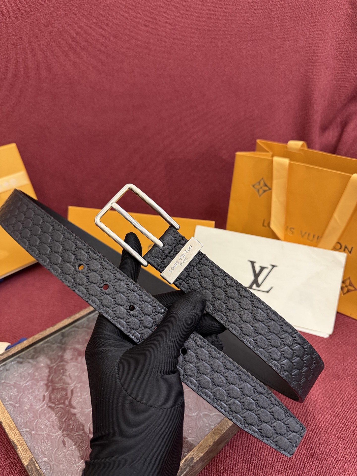 3.5针扣新款 LV 腰带出自 2025新款压字母Monogram 花卉，展现西部牛仔的灵感启发。双重缝