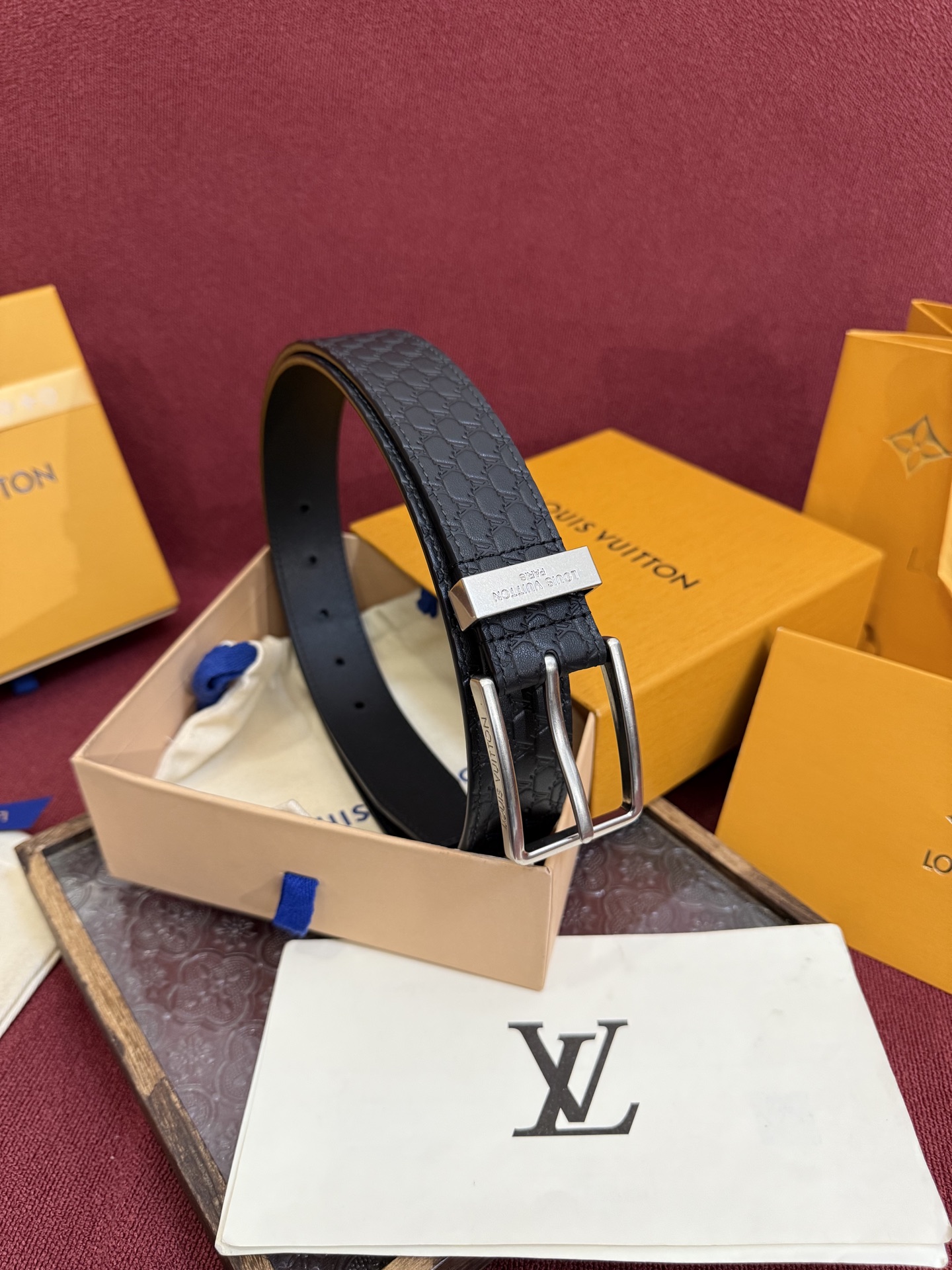 3.5针扣新款 LV 腰带出自 2025新款压字母Monogram 花卉，展现西部牛仔的灵感启发。双重缝