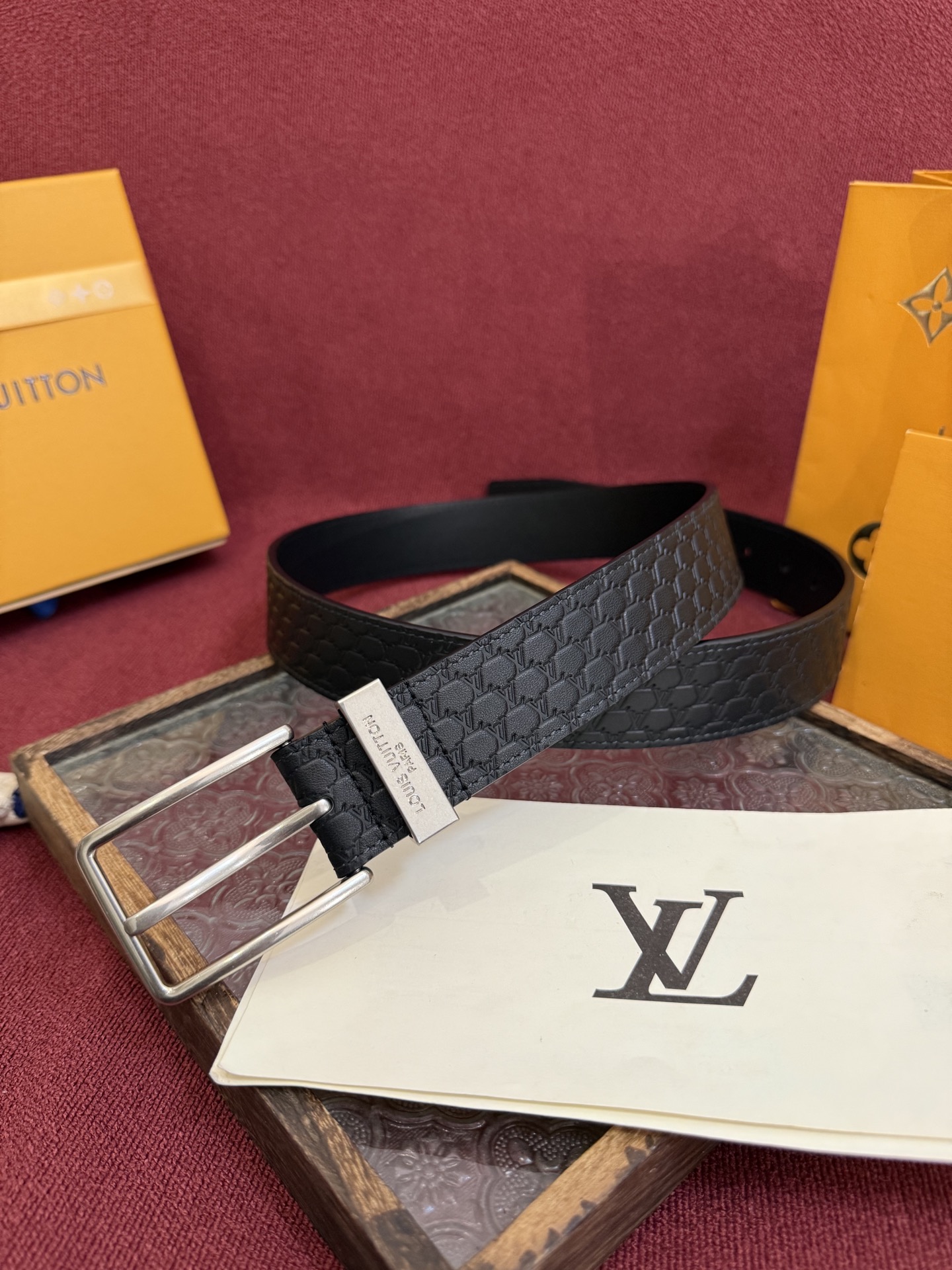 3.5针扣新款 LV 腰带出自 2025新款压字母Monogram 花卉，展现西部牛仔的灵感启发。双重缝