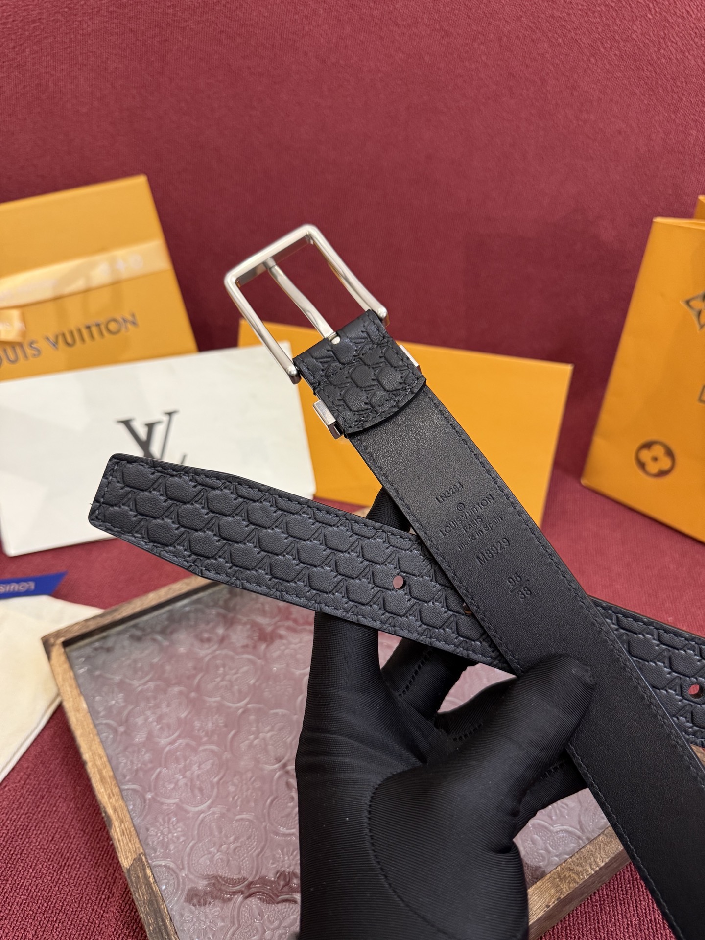 3.5针扣新款 LV 腰带出自 2025新款压字母Monogram 花卉，展现西部牛仔的灵感启发。双重缝