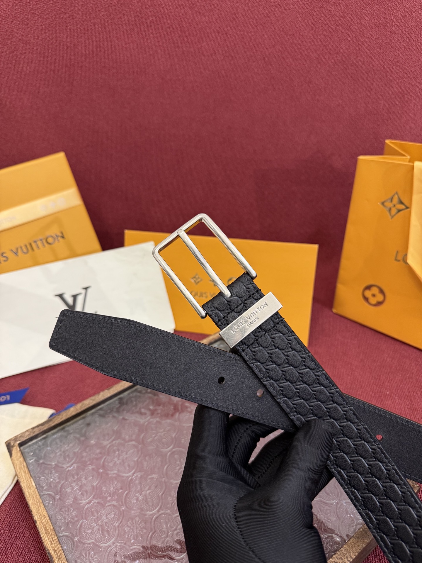 3.5针扣新款 LV 腰带出自 2025新款压字母Monogram 花卉，展现西部牛仔的灵感启发。双重缝