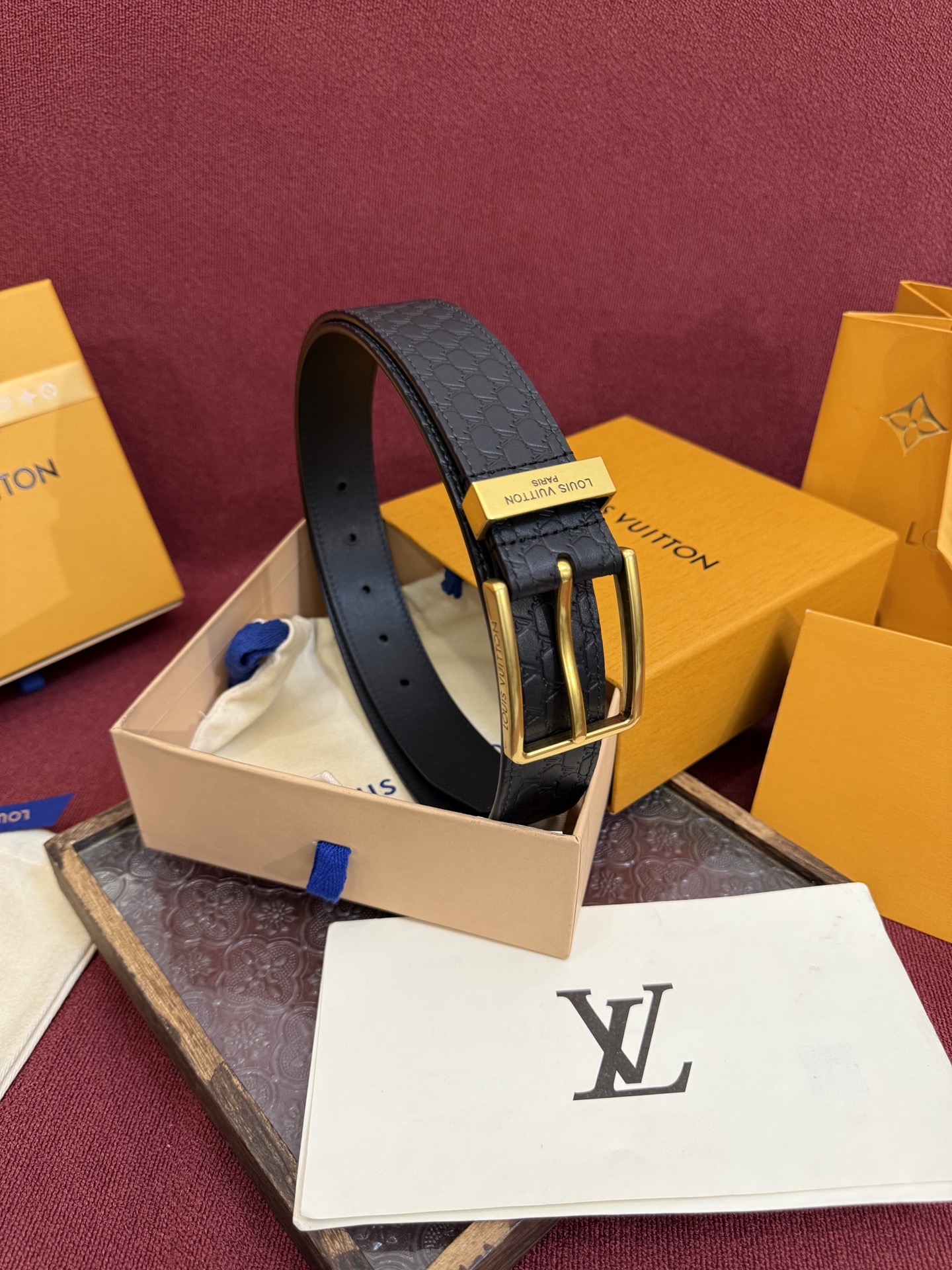 3.5针扣新款 LV 腰带出自 2025新款压字母Monogram 花卉，展现西部牛仔的灵感启发。双重缝