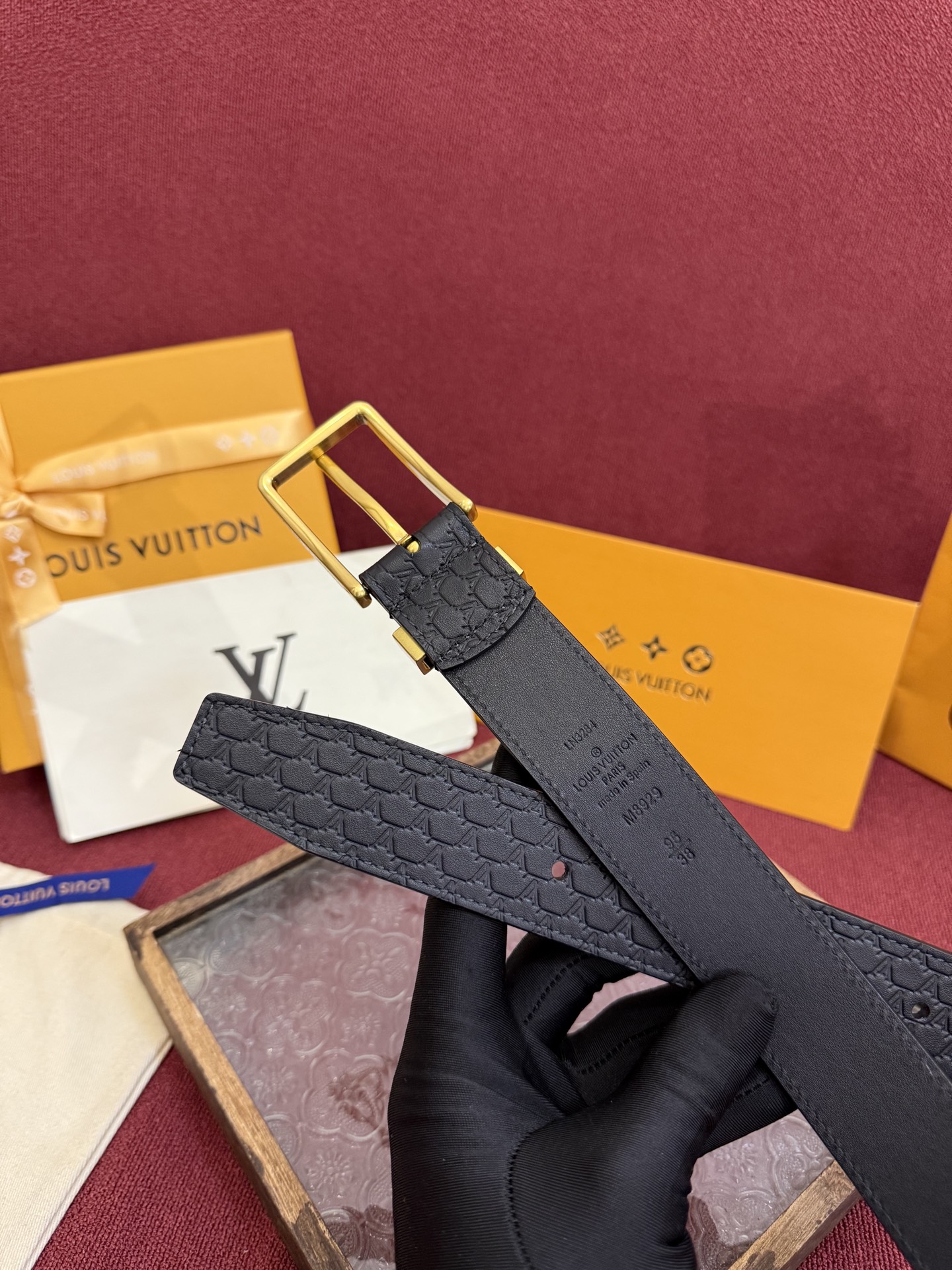 3.5针扣新款 LV 腰带出自 2025新款压字母Monogram 花卉，展现西部牛仔的灵感启发。双重缝