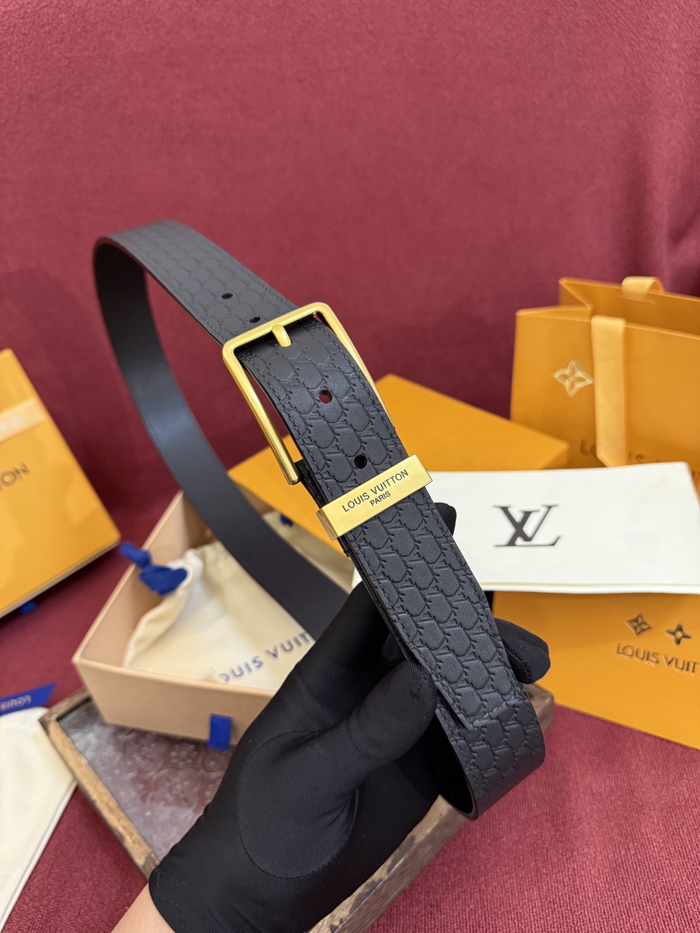 3.5针扣新款 LV 腰带出自 2025新款压字母Monogram 花卉，展现西部牛仔的灵感启发。双重缝