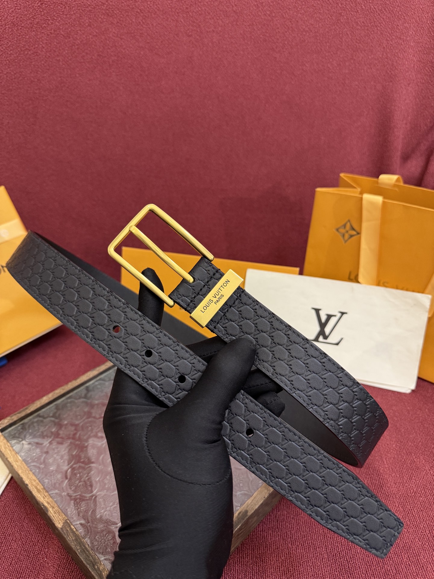 3.5针扣新款 LV 腰带出自 2025新款压字母Monogram 花卉，展现西部牛仔的灵感启发。双重缝