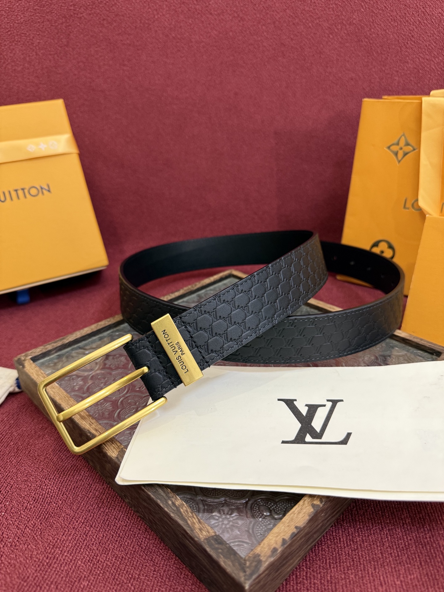 3.5针扣新款 LV 腰带出自 2025新款压字母Monogram 花卉，展现西部牛仔的灵感启发。双重缝