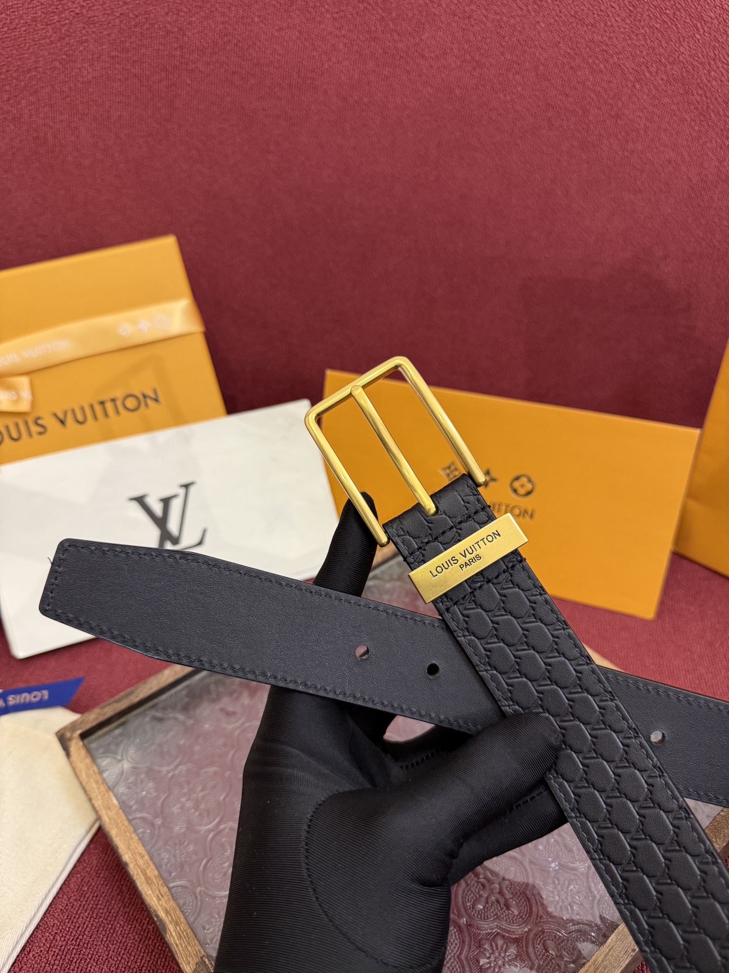 3.5针扣新款 LV 腰带出自 2025新款压字母Monogram 花卉，展现西部牛仔的灵感启发。双重缝