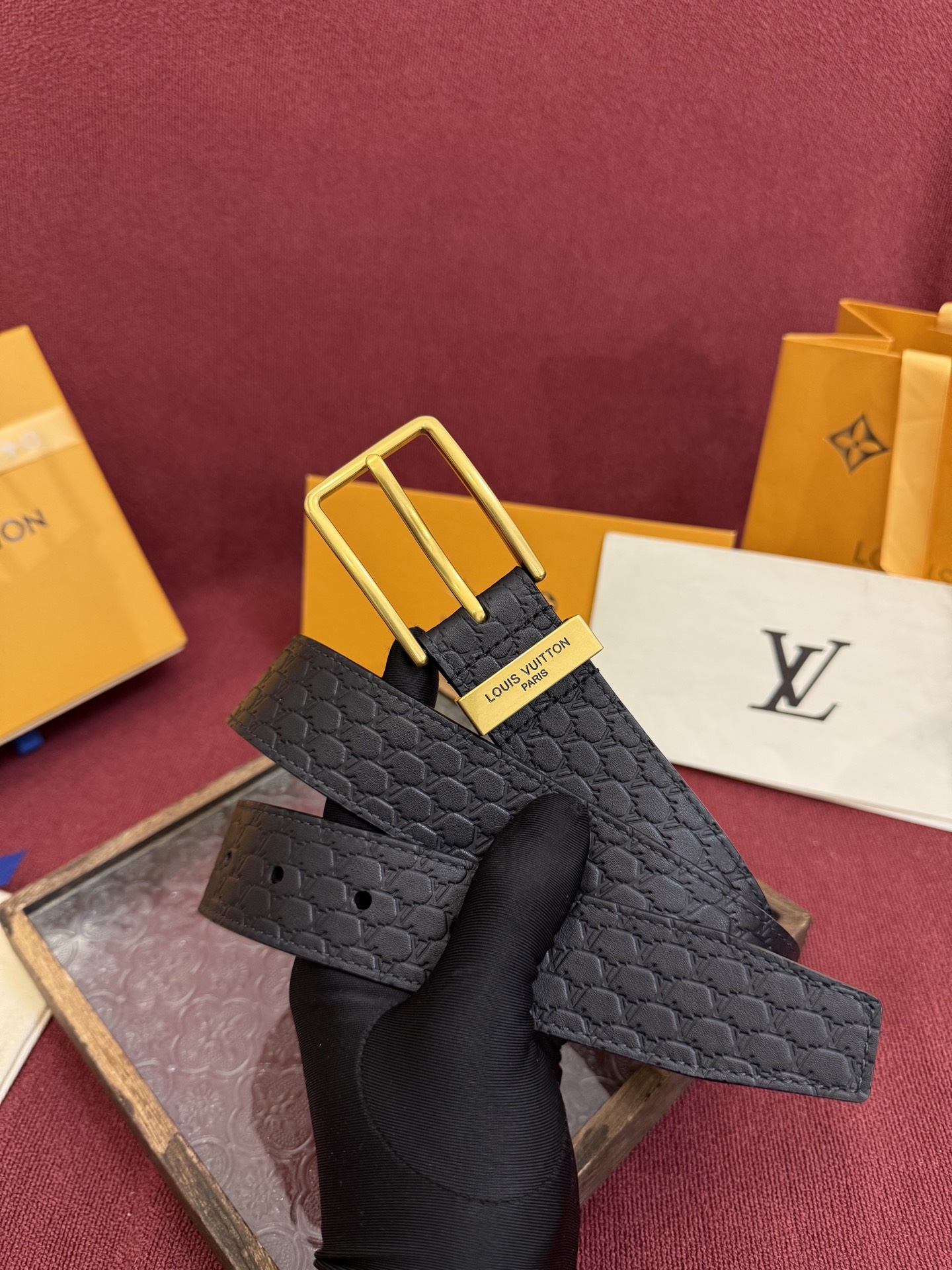 3.5针扣新款 LV 腰带出自 2025新款压字母Monogram 花卉，展现西部牛仔的灵感启发。双重缝