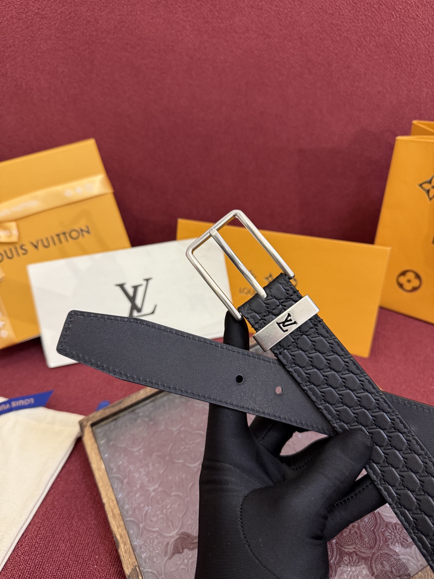 3.5针扣新款 LV 腰带出自 2025新款压字母Monogram 花卉，展现西部牛仔的灵感启发。双重缝