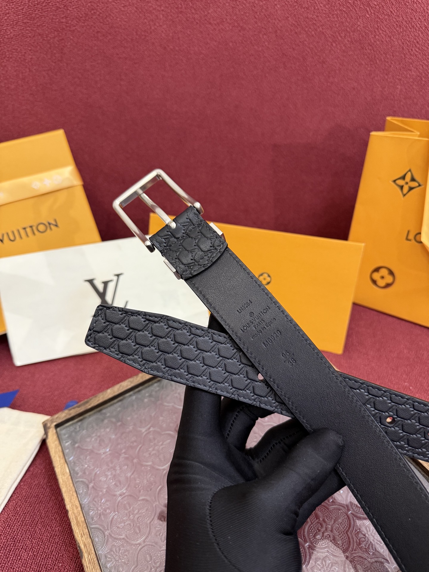 3.5针扣新款 LV 腰带出自 2025新款压字母Monogram 花卉，展现西部牛仔的灵感启发。双重缝