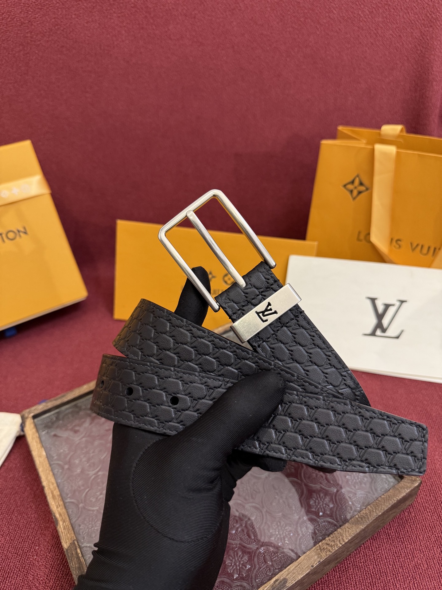 3.5针扣新款 LV 腰带出自 2025新款压字母Monogram 花卉，展现西部牛仔的灵感启发。双重缝