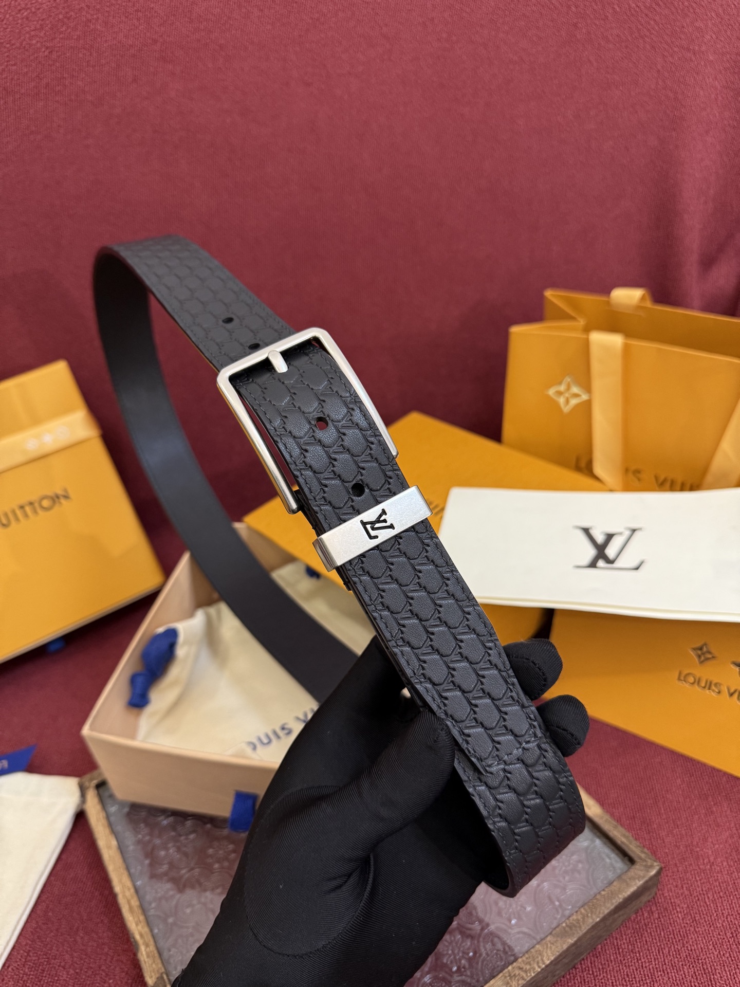 3.5针扣新款 LV 腰带出自 2025新款压字母Monogram 花卉，展现西部牛仔的灵感启发。双重缝