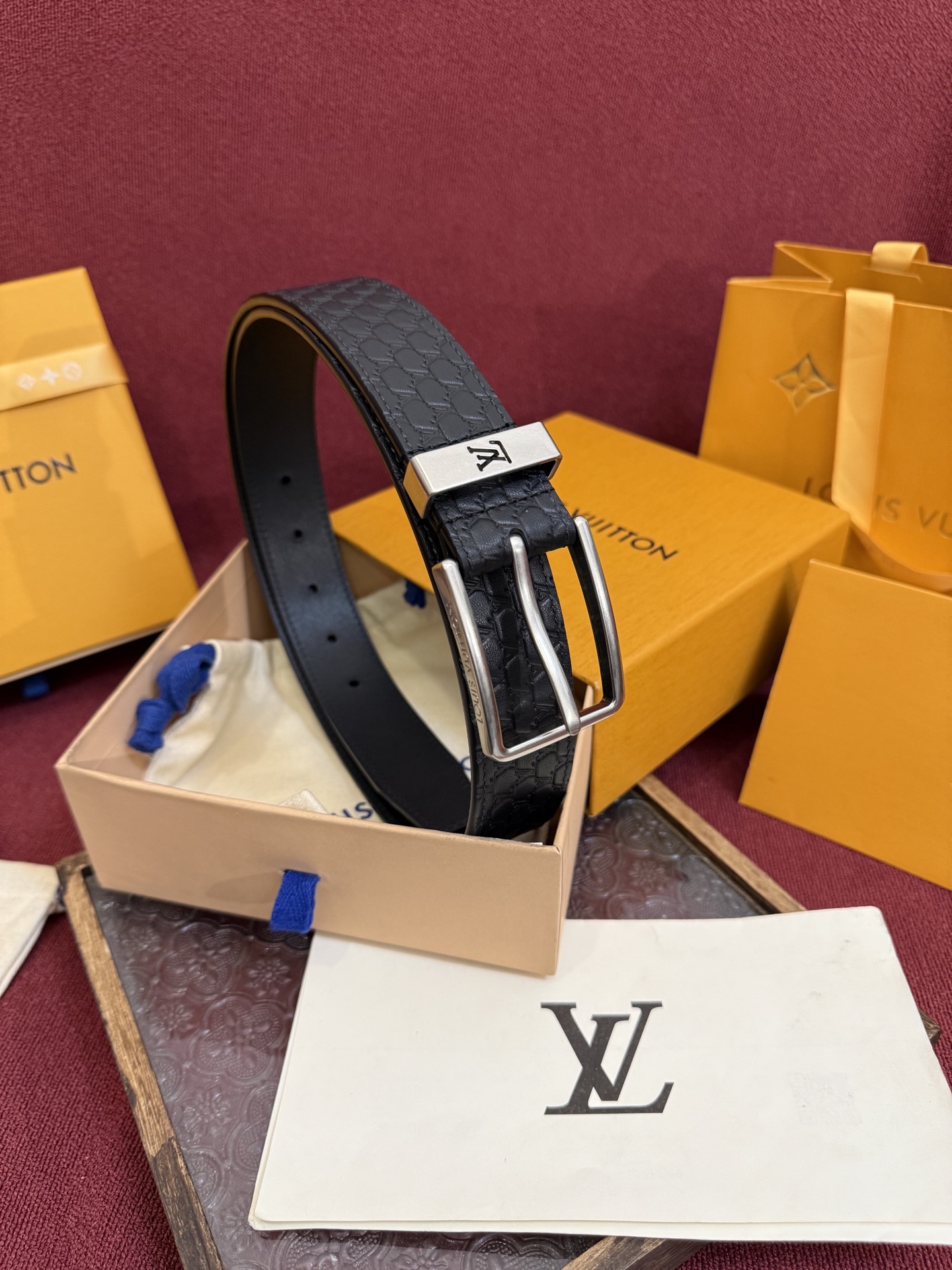 3.5针扣新款 LV 腰带出自 2025新款压字母Monogram 花卉，展现西部牛仔的灵感启发。双重缝