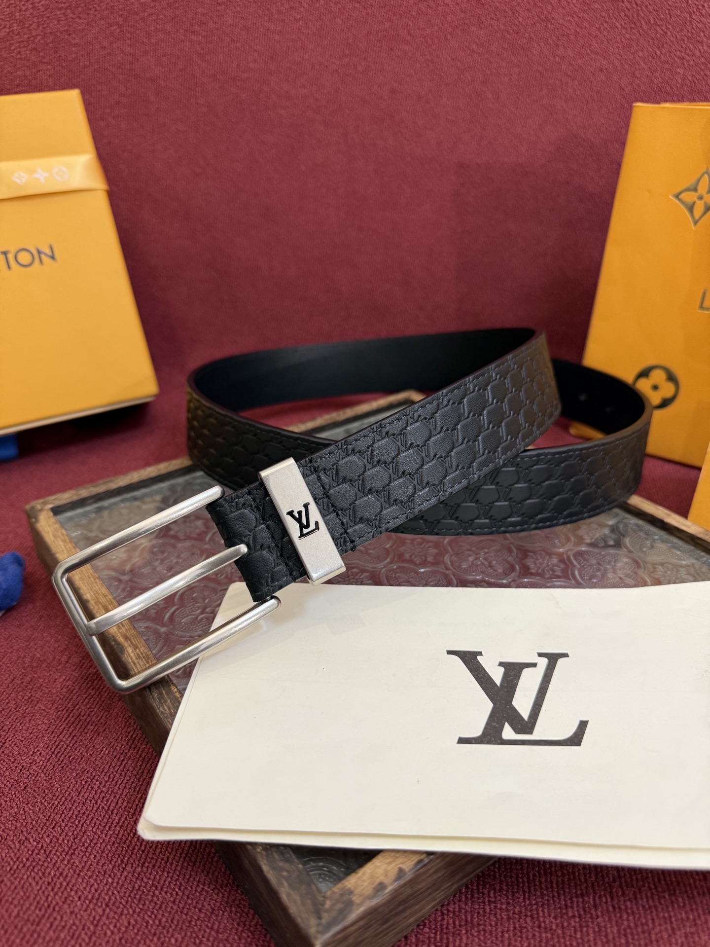 3.5针扣新款 LV 腰带出自 2025新款压字母Monogram 花卉，展现西部牛仔的灵感启发。双重缝