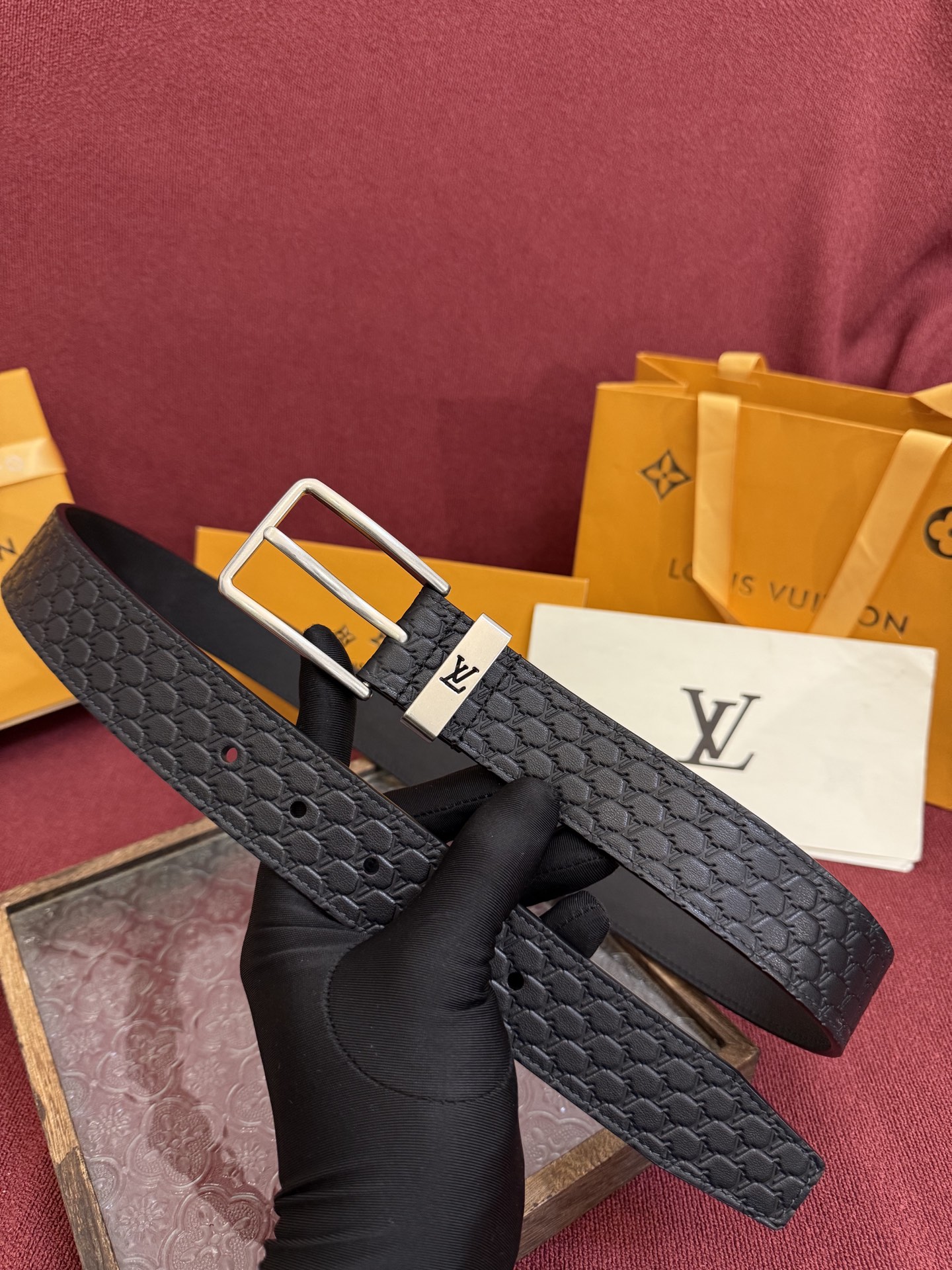 3.5针扣新款 LV 腰带出自 2025新款压字母Monogram 花卉，展现西部牛仔的灵感启发。双重缝