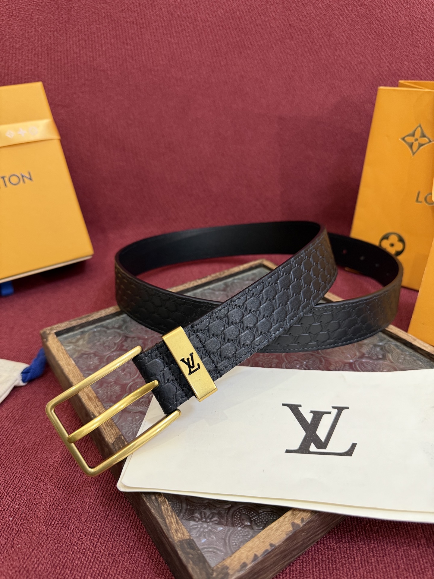 3.5针扣新款 LV 腰带出自 2025新款压字母Monogram 花卉，展现西部牛仔的灵感启发。双重缝