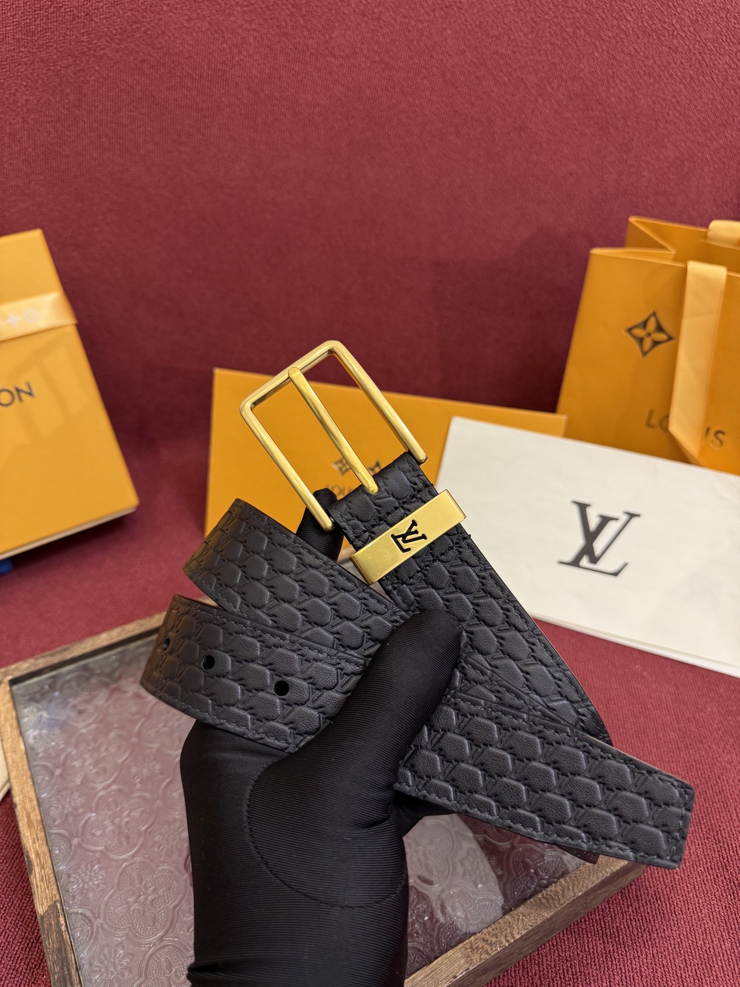 3.5针扣新款 LV 腰带出自 2025新款压字母Monogram 花卉，展现西部牛仔的灵感启发。双重缝