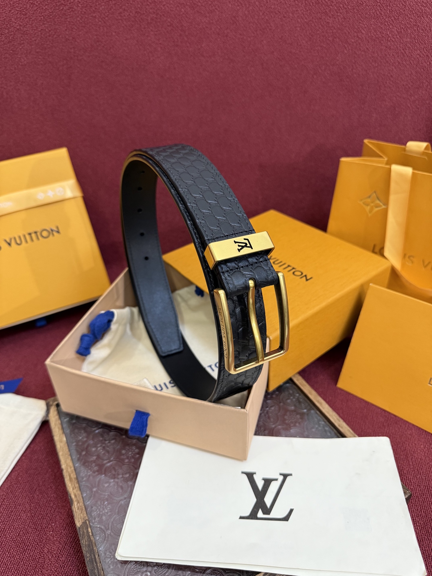 3.5针扣新款 LV 腰带出自 2025新款压字母Monogram 花卉，展现西部牛仔的灵感启发。双重缝