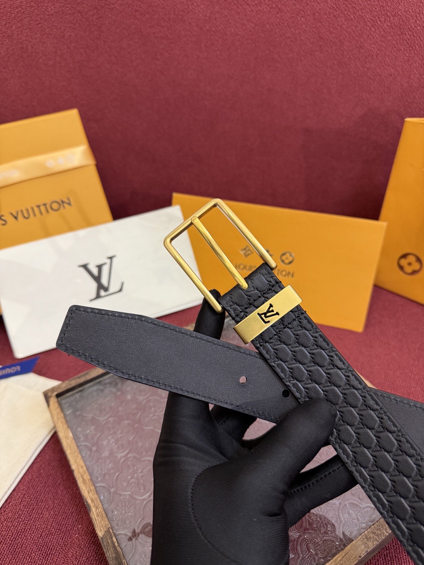 3.5针扣新款 LV 腰带出自 2025新款压字母Monogram 花卉，展现西部牛仔的灵感启发。双重缝