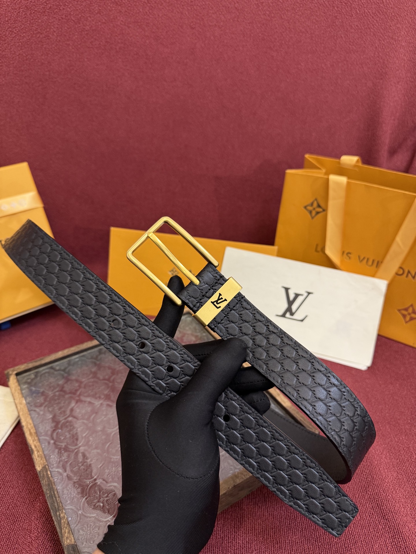 3.5针扣新款 LV 腰带出自 2025新款压字母Monogram 花卉，展现西部牛仔的灵感启发。双重缝