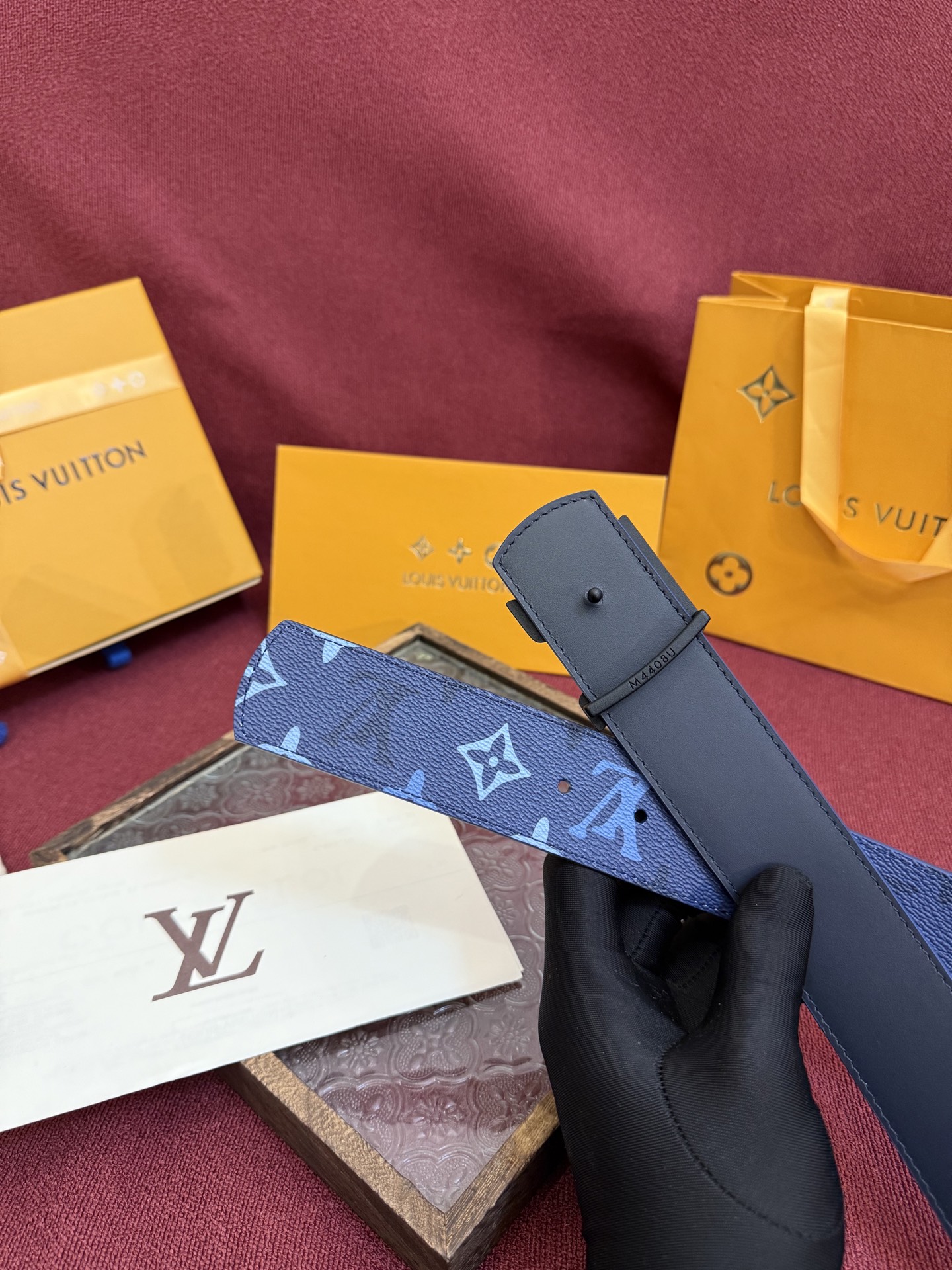 LV Dimension Monogram SurPlus 双面腰带焕新解读品牌标识。一面为 Monog