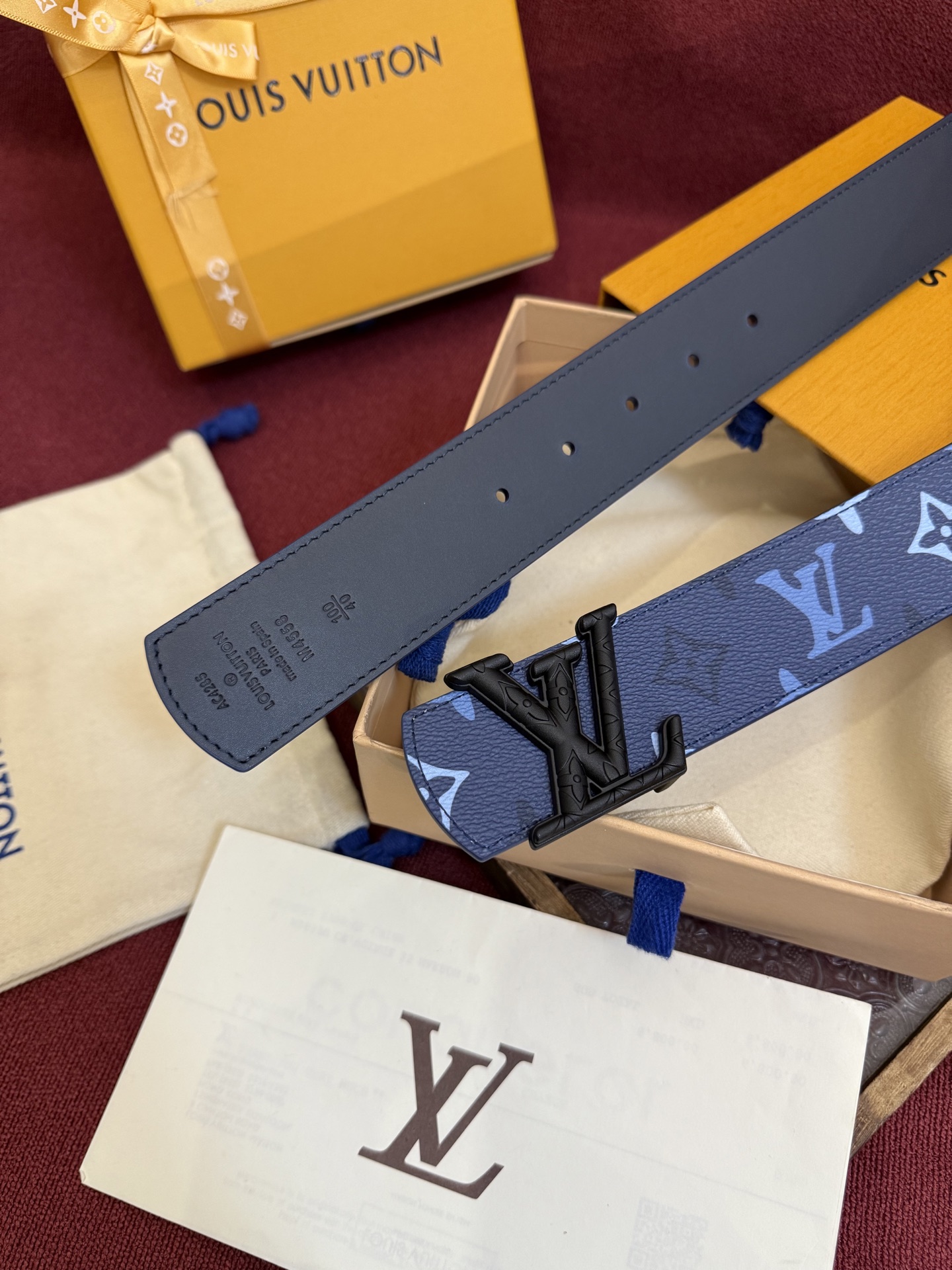 LV Dimension Monogram SurPlus 双面腰带焕新解读品牌标识。一面为 Monog