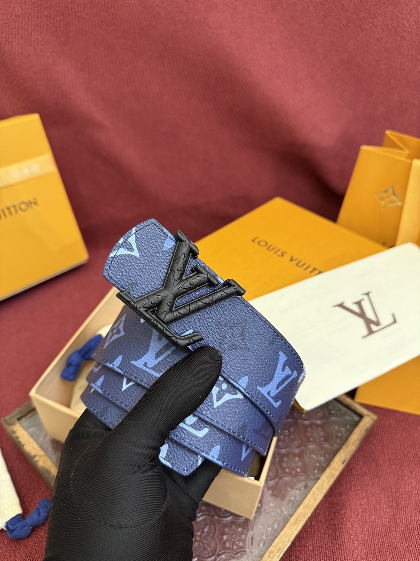 LV Dimension Monogram SurPlus 双面腰带焕新解读品牌标识。一面为 Monog