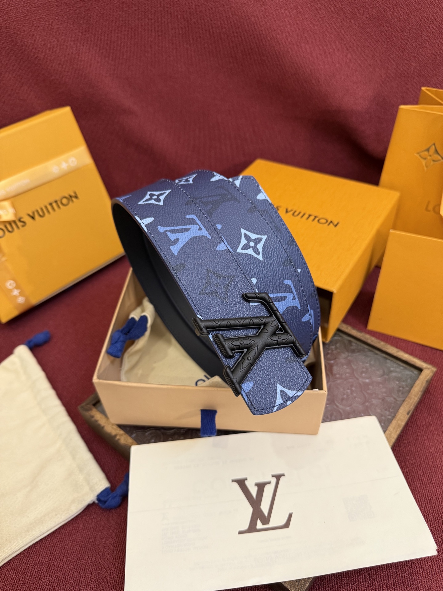 LV Dimension Monogram SurPlus 双面腰带焕新解读品牌标识。一面为 Monog