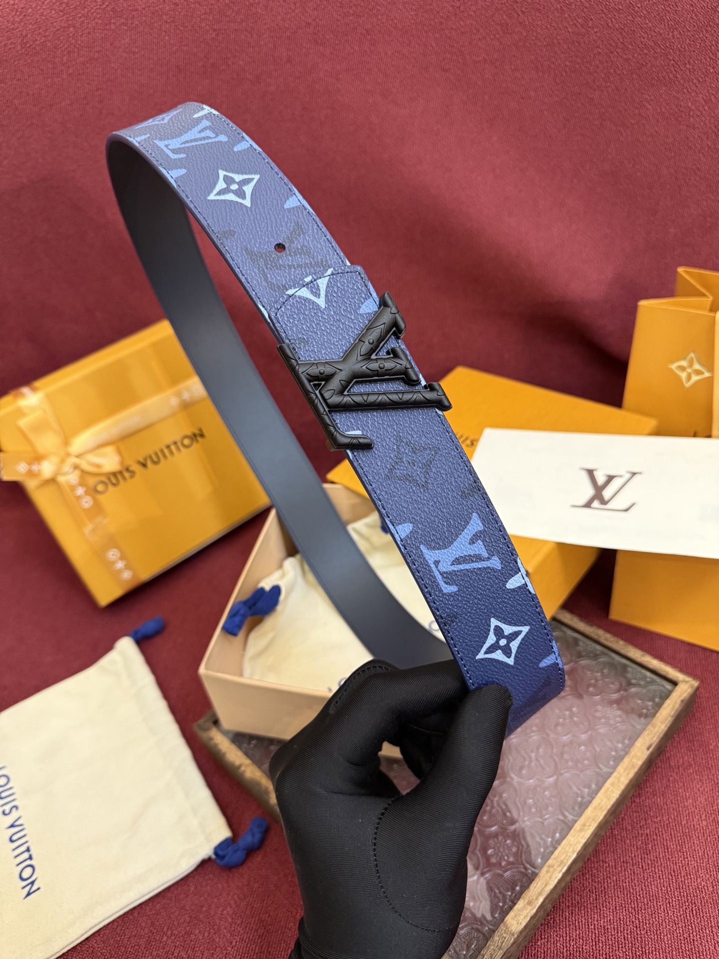 LV Dimension Monogram SurPlus 双面腰带焕新解读品牌标识。一面为 Monog