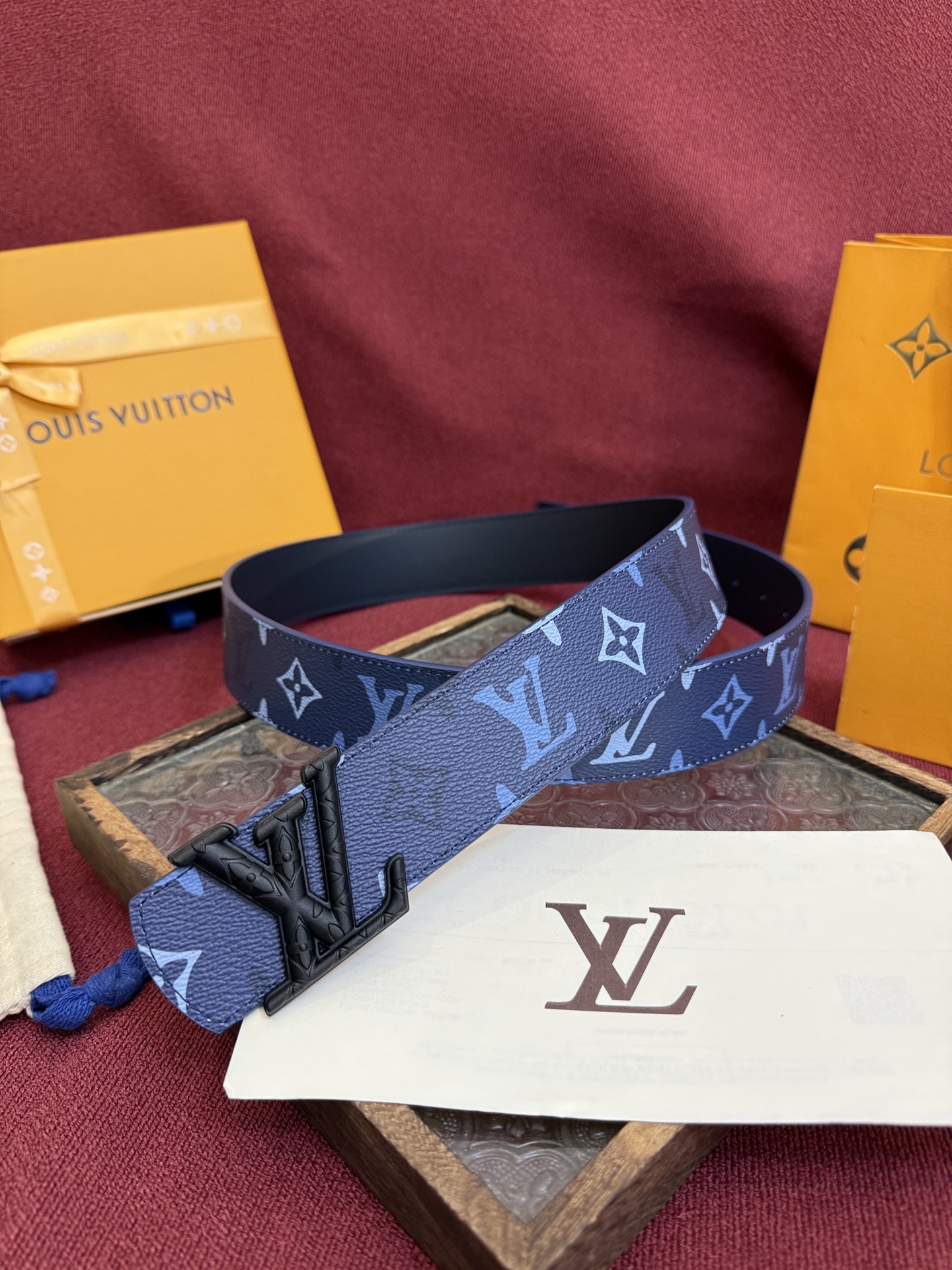 LV Dimension Monogram SurPlus 双面腰带焕新解读品牌标识。一面为 Monog