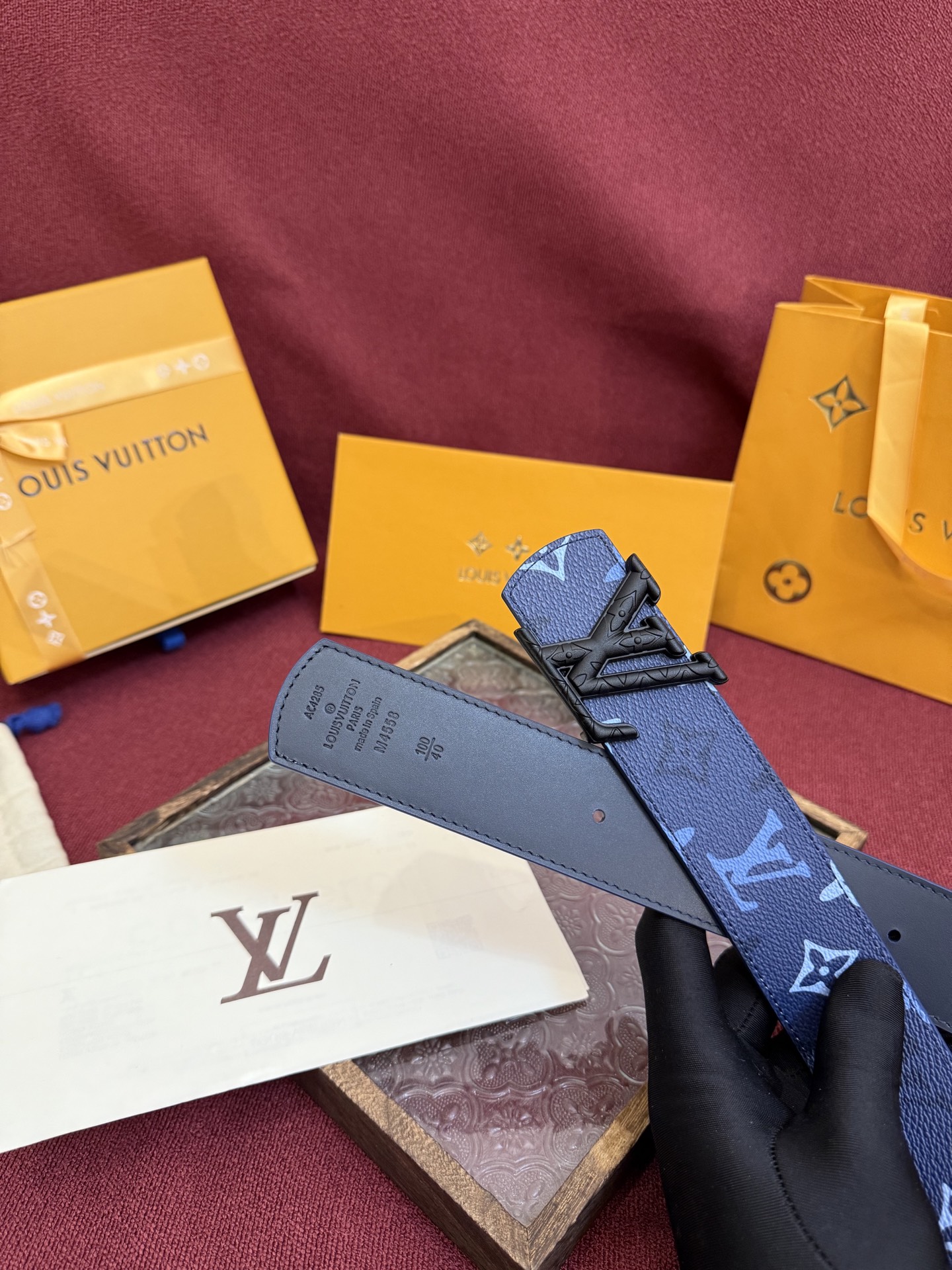 LV Dimension Monogram SurPlus 双面腰带焕新解读品牌标识。一面为 Monog