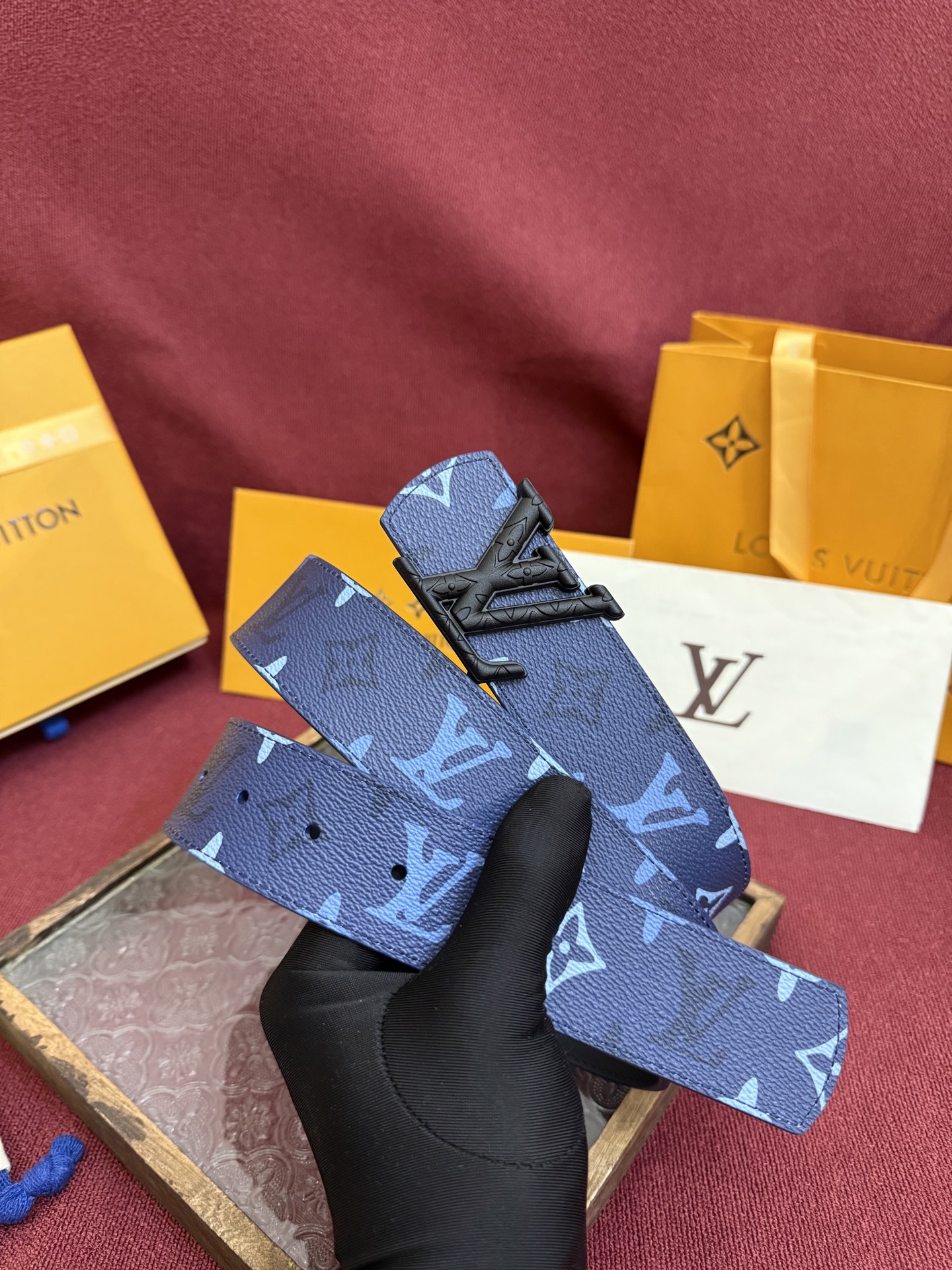 LV Dimension Monogram SurPlus 双面腰带焕新解读品牌标识。一面为 Monog
