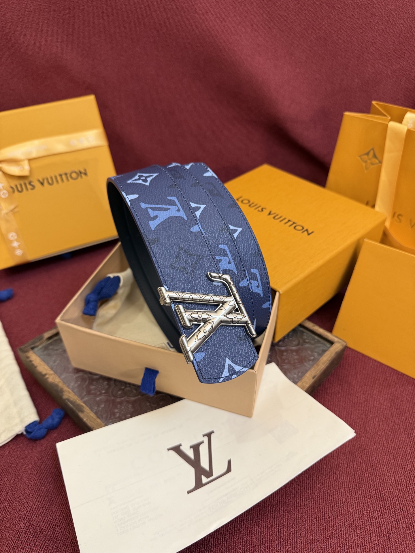 LV Dimension Monogram SurPlus 双面腰带焕新解读品牌标识。一面为 Monog
