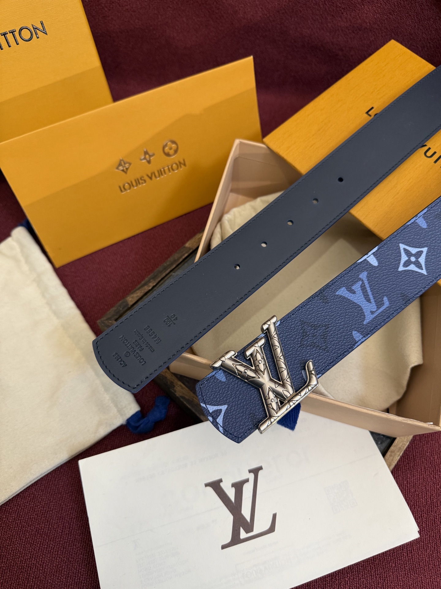 LV Dimension Monogram SurPlus 双面腰带焕新解读品牌标识。一面为 Monog