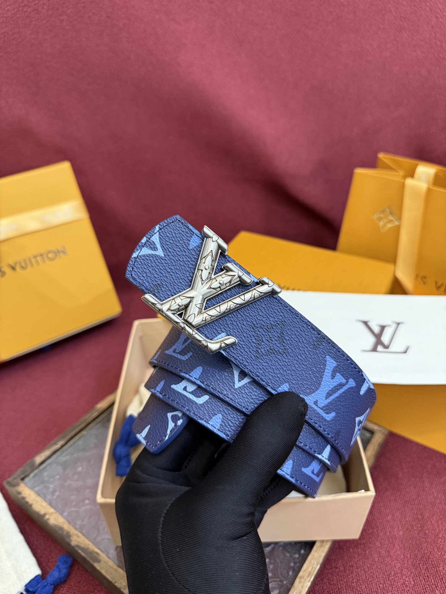 LV Dimension Monogram SurPlus 双面腰带焕新解读品牌标识。一面为 Monog