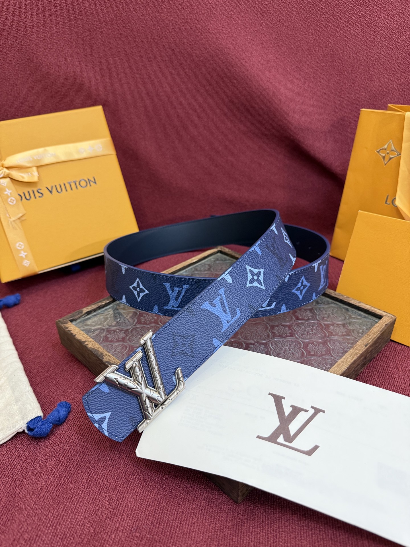 LV Dimension Monogram SurPlus 双面腰带焕新解读品牌标识。一面为 Monog