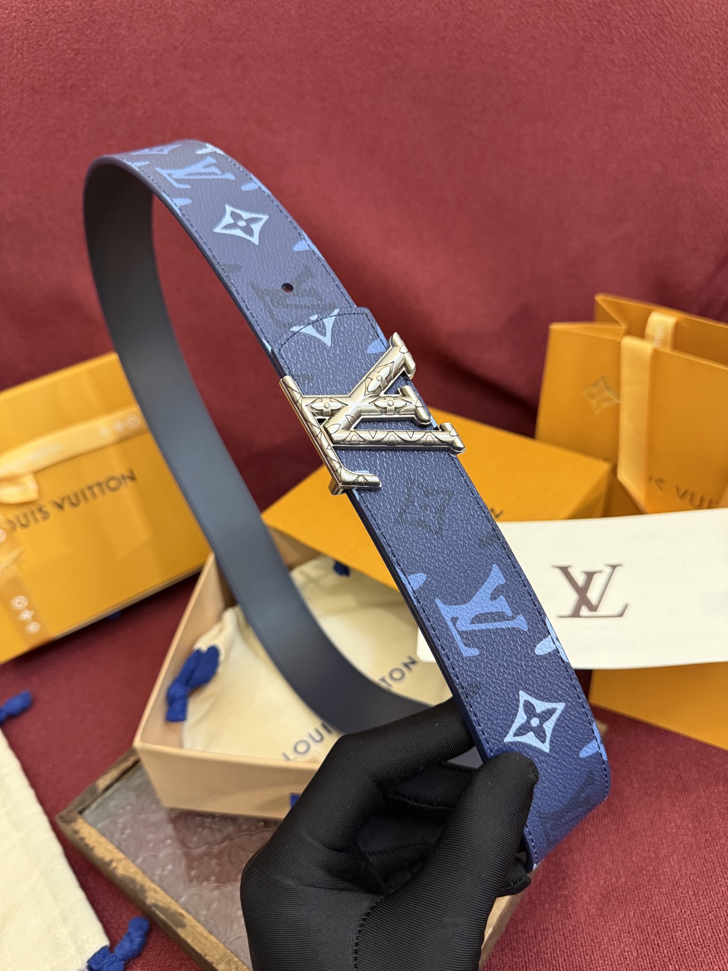 LV Dimension Monogram SurPlus 双面腰带焕新解读品牌标识。一面为 Monog