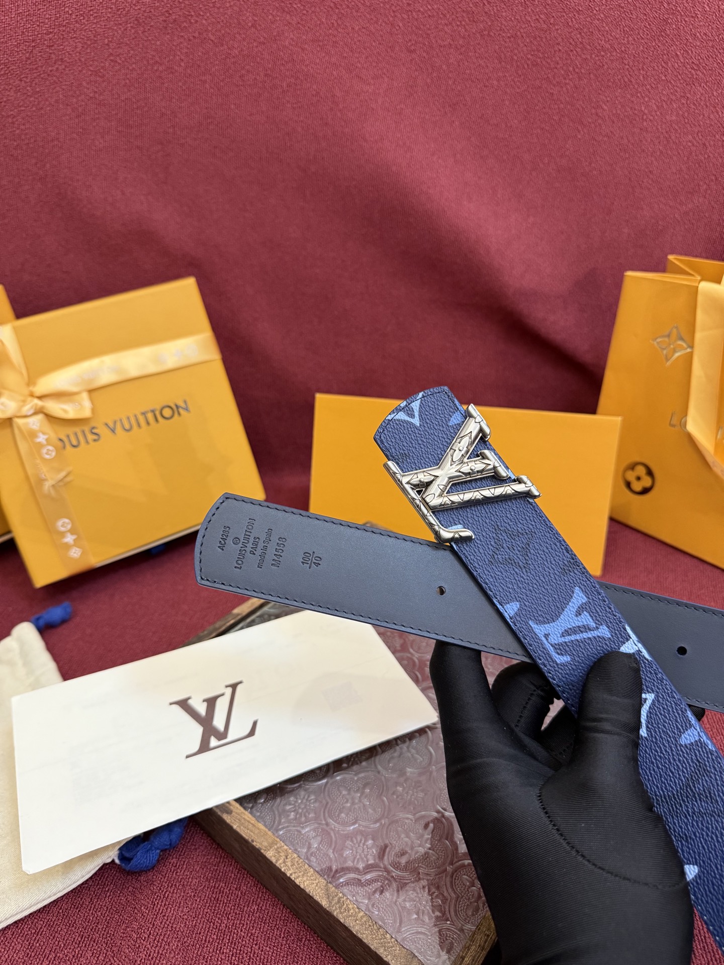 LV Dimension Monogram SurPlus 双面腰带焕新解读品牌标识。一面为 Monog
