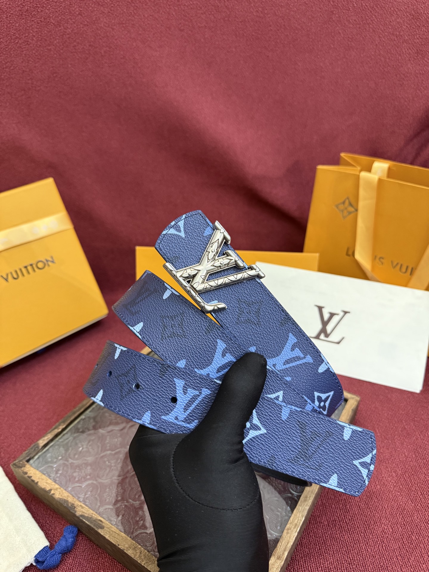 LV Dimension Monogram SurPlus 双面腰带焕新解读品牌标识。一面为 Monog