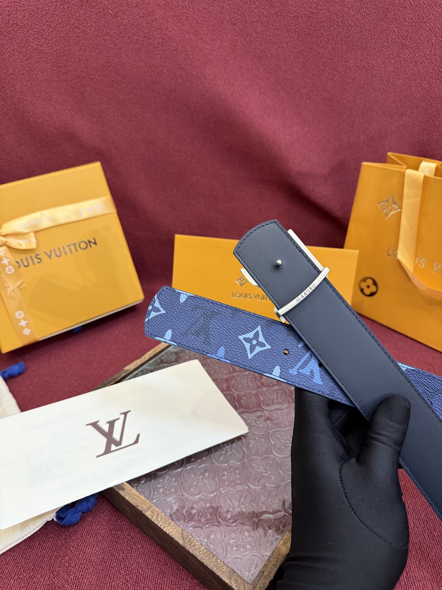 LV Dimension Monogram SurPlus 双面腰带焕新解读品牌标识。一面为 Monog