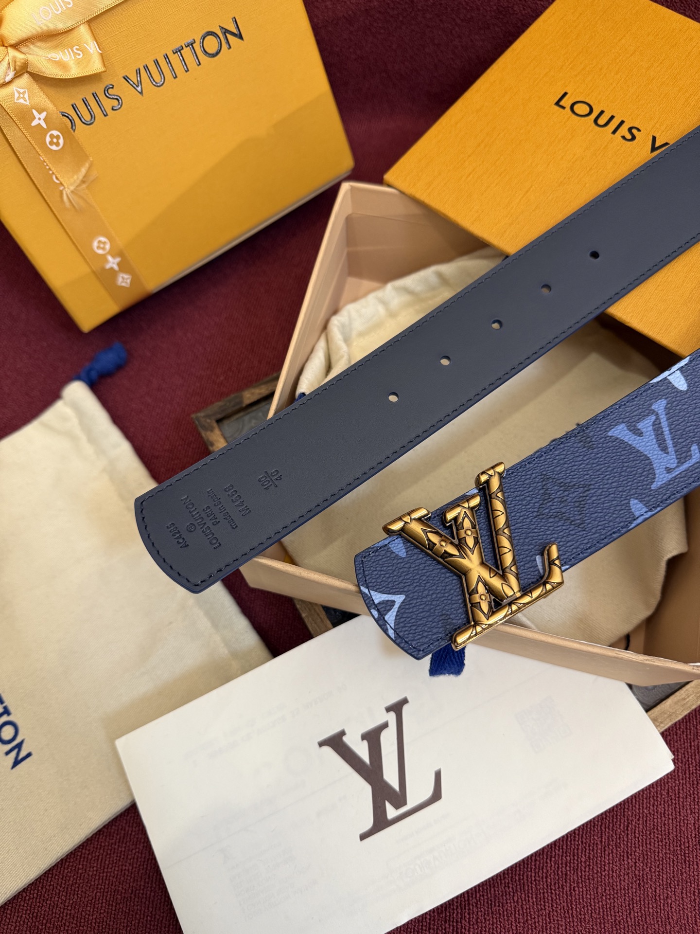LV Dimension Monogram SurPlus 双面腰带焕新解读品牌标识。一面为 Monog