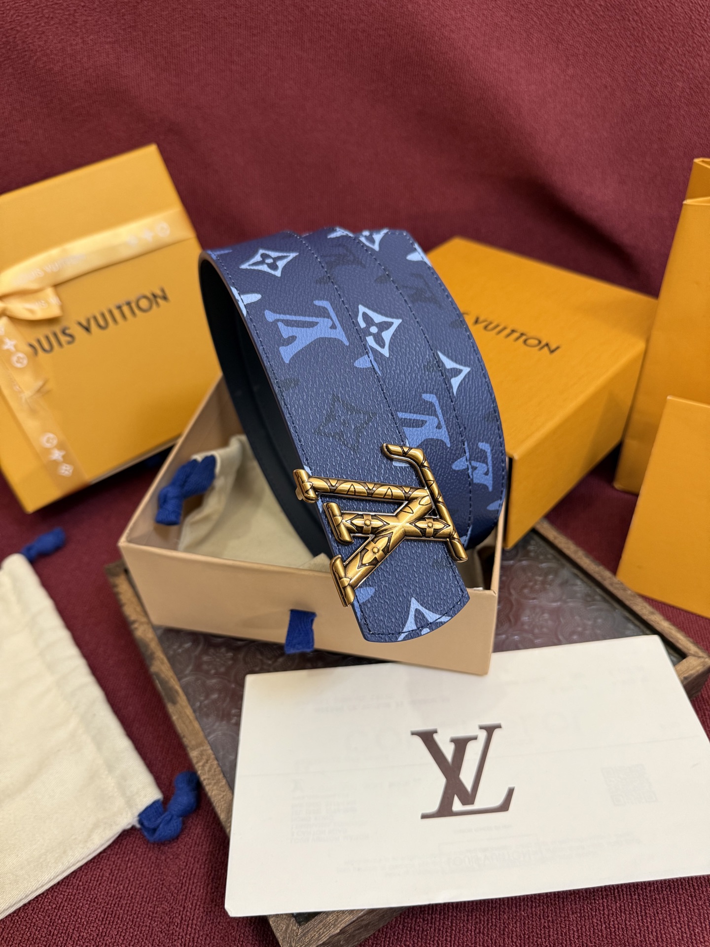 LV Dimension Monogram SurPlus 双面腰带焕新解读品牌标识。一面为 Monog