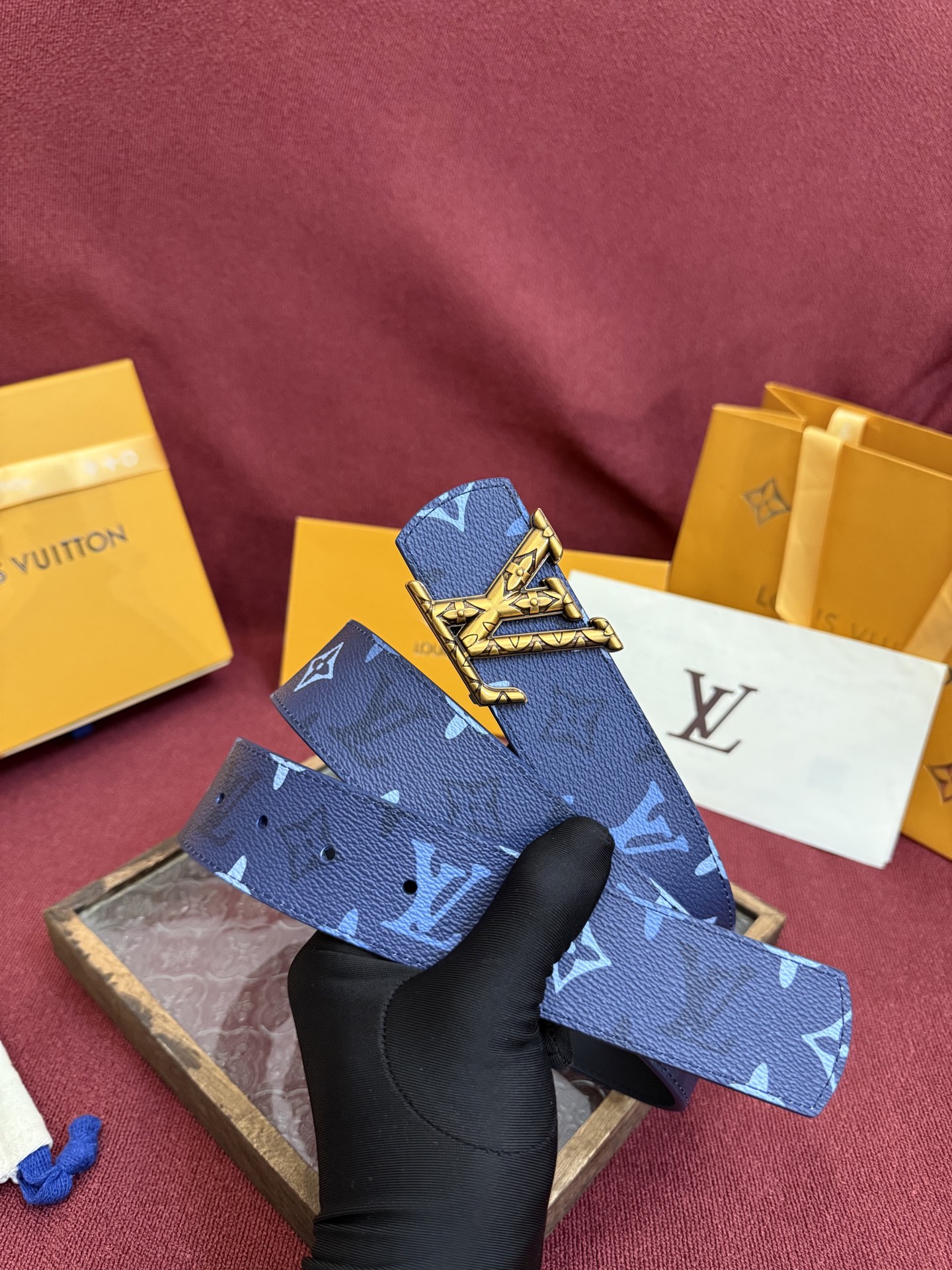 LV Dimension Monogram SurPlus 双面腰带焕新解读品牌标识。一面为 Monog