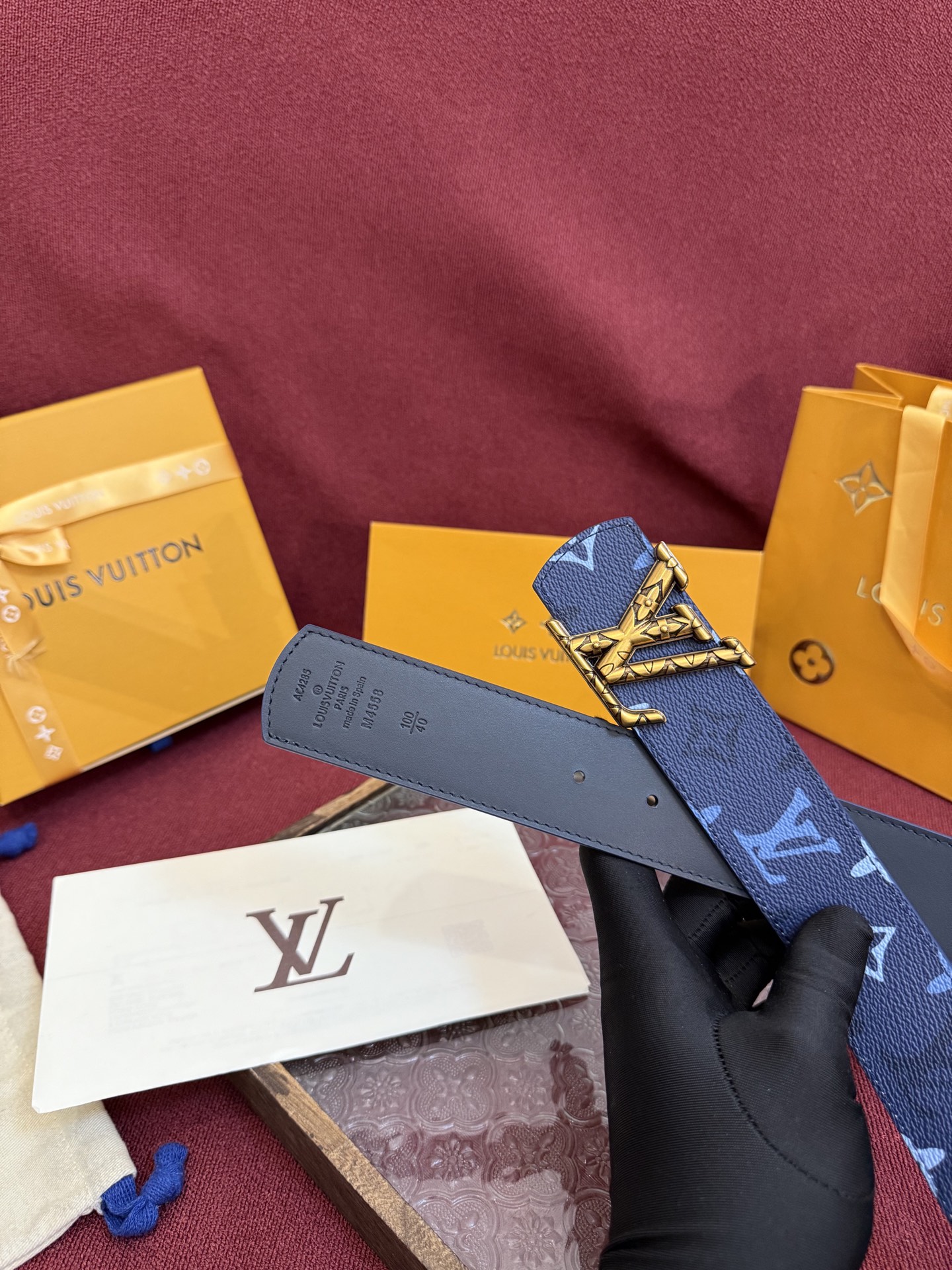 LV Dimension Monogram SurPlus 双面腰带焕新解读品牌标识。一面为 Monog